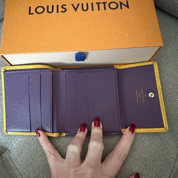 Authentic Louis Vuitton epi Leather Elise Wallet - Picture 5 of 10